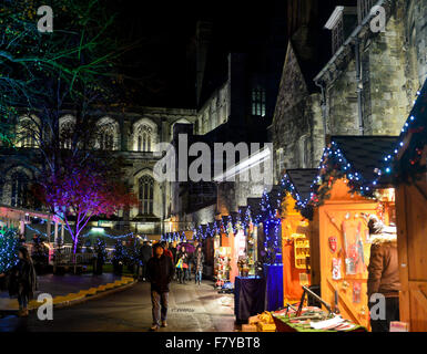 Marché de Noël de Winchester, Hampshire, Royaume-Uni. Les étals de marché annuel de Noël illuminent le motif de la cathédrale de Winchester : 2 Banque D'Images