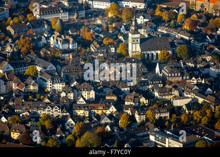 Attendorn centre avec l'église paroissiale de Saint Jean le Baptiste, Attendorn, Rhénanie-Palatinat, Hesse, Allemagne Banque D'Images