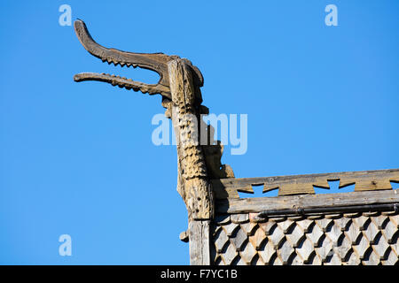 Tête de Dragon figure sur l'avant-toit de l'église de Lom dans Oppland Norvège centrale Banque D'Images