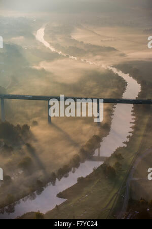 Viaduc sur la Ruhr Ruhr, Bundesautobahn A52, brouillard en automne, Mülheim, Mintard, Ruhr, Rhénanie du Nord-Westphalie, Allemagne Banque D'Images