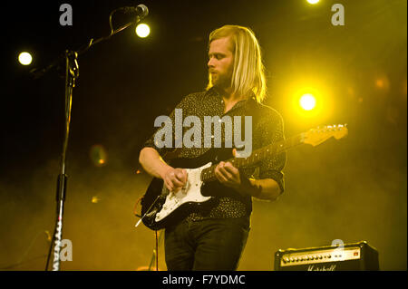 De Belchatow, en Pologne. 3 Décembre, 2015. Luc Oldfield joue avec GypsyFingers au cours de la bande 'Service. Soyez vous-même ! Pologne - Tour 2015". Credit : Marcin Rozpedowski/Alamy Live News Banque D'Images