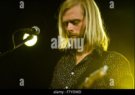 De Belchatow, en Pologne. 3 Décembre, 2015. Luc Oldfield joue avec GypsyFingers au cours de la bande 'Service. Soyez vous-même ! Pologne - Tour 2015". Credit : Marcin Rozpedowski/Alamy Live News Banque D'Images