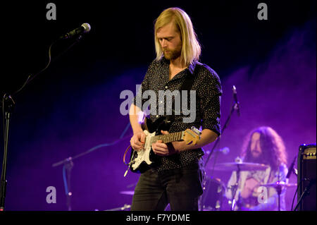 De Belchatow, en Pologne. 3 Décembre, 2015. Luc Oldfield joue avec GypsyFingers au cours de la bande 'Service. Soyez vous-même ! Pologne - Tour 2015". Credit : Marcin Rozpedowski/Alamy Live News Banque D'Images