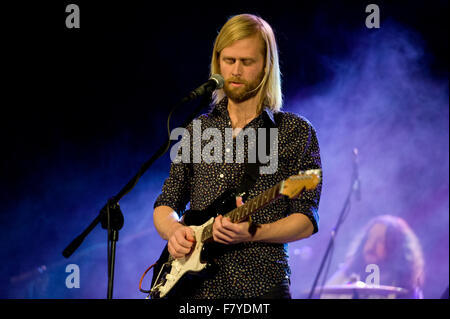 De Belchatow, en Pologne. 3 Décembre, 2015. Luc Oldfield joue avec GypsyFingers au cours de la bande 'Service. Soyez vous-même ! Pologne - Tour 2015". Credit : Marcin Rozpedowski/Alamy Live News Banque D'Images