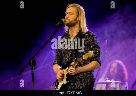 De Belchatow, en Pologne. 3 Décembre, 2015. Luc Oldfield joue avec GypsyFingers au cours de la bande 'Service. Soyez vous-même ! Pologne - Tour 2015". Credit : Marcin Rozpedowski/Alamy Live News Banque D'Images