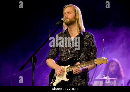 De Belchatow, en Pologne. 3 Décembre, 2015. Luc Oldfield joue avec GypsyFingers au cours de la bande 'Service. Soyez vous-même ! Pologne - Tour 2015". Credit : Marcin Rozpedowski/Alamy Live News Banque D'Images