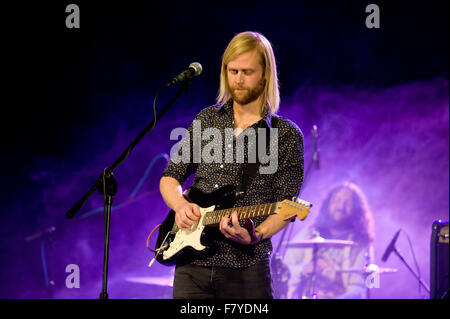 De Belchatow, en Pologne. 3 Décembre, 2015. Luc Oldfield joue avec GypsyFingers au cours de la bande 'Service. Soyez vous-même ! Pologne - Tour 2015". Credit : Marcin Rozpedowski/Alamy Live News Banque D'Images