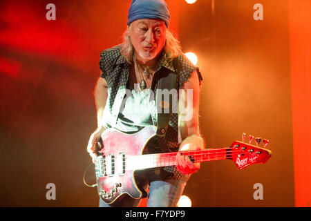 L'O2, North Greenwich, London, UK, 3 décembre 2015, Deep Purple à l'O2 Arena, London, Roger Glover, Deep Purple sur leur tournée mondiale 2015, Crédit : Richard Soans/Alamy Live News' Banque D'Images