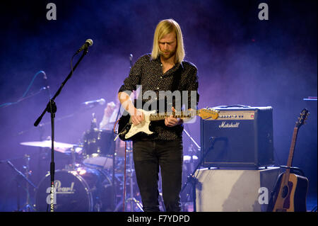 De Belchatow, en Pologne. 3 Décembre, 2015. Luc Oldfield joue avec GypsyFingers au cours de la bande 'Service. Soyez vous-même ! Pologne - Tour 2015". Credit : Marcin Rozpedowski/Alamy Live News Banque D'Images