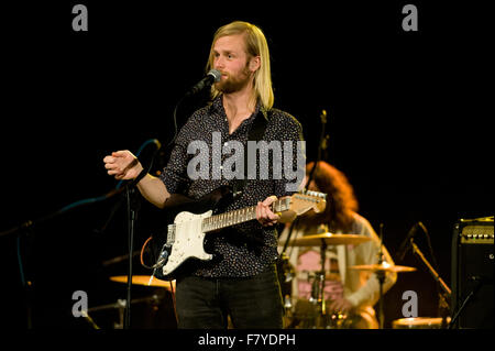De Belchatow, en Pologne. 3 Décembre, 2015. Luc Oldfield joue avec GypsyFingers au cours de la bande 'Service. Soyez vous-même ! Pologne - Tour 2015". Credit : Marcin Rozpedowski/Alamy Live News Banque D'Images