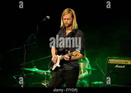 De Belchatow, en Pologne. 3 Décembre, 2015. Luc Oldfield joue avec GypsyFingers au cours de la bande 'Service. Soyez vous-même ! Pologne - Tour 2015". Credit : Marcin Rozpedowski/Alamy Live News Banque D'Images