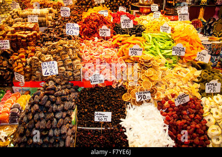 Les épices dans le Bazar aux épices historique à Istanbul, Turquie. Banque D'Images