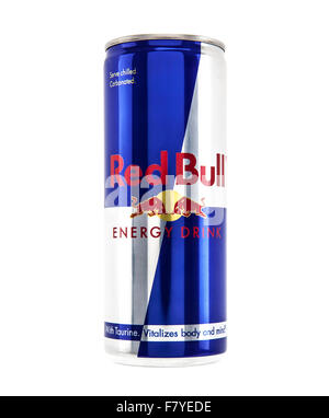 Peut de Red Bull Energy Drink sur fond blanc Banque D'Images