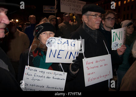 Berlin, Allemagne. 3 Décembre, 2015. Manifestation contre l'intervention militaire en Syrie. Banque D'Images