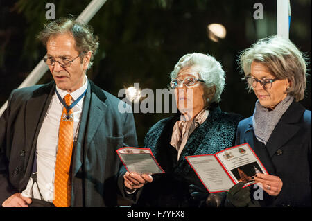 Londres, Royaume-Uni. 3 décembre 2015. Son Altesse Royale la Princesse Astrid de Norvège (au centre) se prépare à mettre le les lumières d'arbre de Noël à Trafalgar Square. L'arbre est versé annuellement par la Ville d'Oslo pour la population de Londres chaque année en signe de gratitude pour le soutien britannique pendant la Seconde Guerre mondiale. Crédit : Stephen Chung / Alamy Live News Banque D'Images