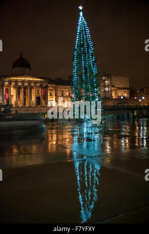 Londres, Royaume-Uni. 3 décembre 2015. Le nouvel arbre de Noël éclairé à Trafalgar Square. L'épinette de Norvège est versé annuellement par la Ville d'Oslo pour la population de Londres chaque année en signe de gratitude pour le soutien britannique pendant la Seconde Guerre mondiale. Crédit : Stephen Chung / Alamy Live News Banque D'Images