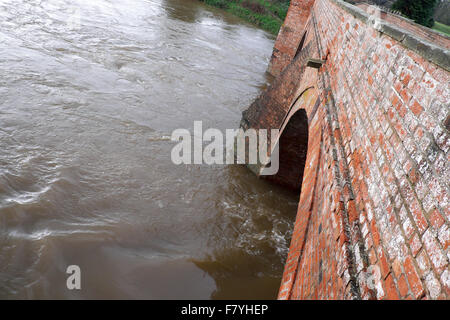 Herefordshire Bredwardine dispose d'une grande brique pont enjambant la rivière Wye Banque D'Images