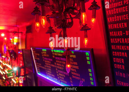 Chapeau Rouge bar de nuit, près de la place de la vieille ville. Europe République Tchèque Prague Banque D'Images