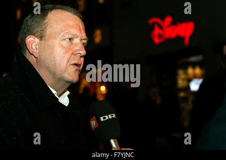 Copenhague, Danemark, 3 décembre, 2015. PM Danois Lars Loekke Rasmussen,, est interviewé au cours de sa visite de dernière minute à la principale rue commerçante de Copenhague, où il a rencontré les électeurs. Credit : OJPHOTOS/Alamy Live News Banque D'Images