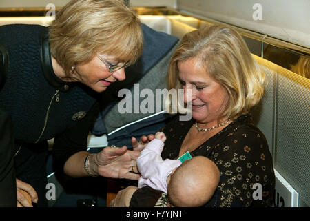 Copenhague, Danemark, 3 décembre, 2015. Grand Old Lady du Parti du peuple danois et président de la Chambre, Pia Kaersgaard (L), représenté à la Chambre du parti au Parlement à la veille du référendum. Ici représenté comme félicite un membre du parti avec sa nouvelle petite-fille. Credit : OJPHOTOS/Alamy Live News Banque D'Images