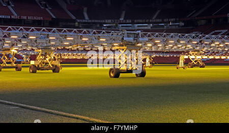 Garder les lumières emplacements d'herbe en été dans des profondeurs de l'hiver,Old Trafford, Manchester, Angleterre, Royaume-Uni Banque D'Images