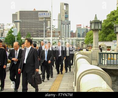 Quelques hommes de salaire à Osaka, Japon Banque D'Images