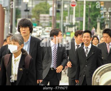 Quelques hommes de salaire à Osaka, Japon Banque D'Images