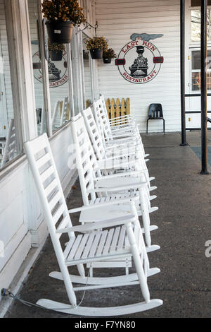 Cass, West Virginia - chaises à bascule sur le porche de la dernière exécution Restaurant à la Cass Scenic Railroad State Park. Banque D'Images