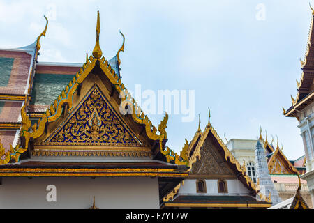 Détail du toit en Wat Phra Keo, le Temple du Bouddha d'Émeraude, Bangkok, Thaïlande. Banque D'Images