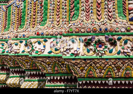 Détails de l'ornements dans le Wat Phra Kaew temple, Bangkok, Thaïlande Banque D'Images