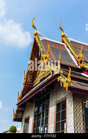 Détail du toit en Wat Phra Keo, le Temple du Bouddha d'Émeraude, Bangkok, Thaïlande. Banque D'Images