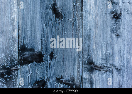 La texture de fond de planches en bois ou en bois mur recouvert avec de la gelée blanche cristal de glace en hiver Banque D'Images