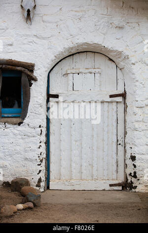 Porte d'entrée d'un vieux bâtiment en détresse et adobe dans Leo Carrillo Park à Carlsbad en Californie Banque D'Images