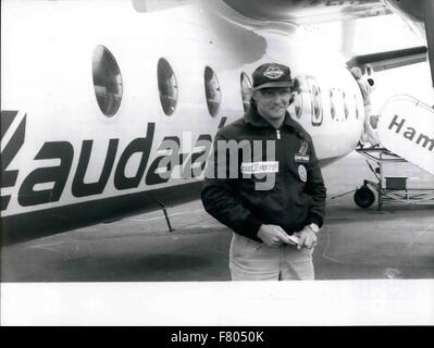 1981 - Niki Lauda a ouvert Air-Route Hambourg/Allemagne de l'Ouest - Klagenfurt/Autriche par son Lauda-Air-entreprise qu'il est un homme qui aime la vitesse : c'est bien connues - et Niki Lauda a démontré ce toujours dans le passé du temps ! Mais l'ex-World-Champion dans la formule que j'aime la rapidité non seulement sur le terrain, mais aussi dans l'air. Par la présente, le coureur autrichien a fondé une compagnie aérienne et maintenant il a personnellement a ouvert la nouvelle route Hambourg/Allemagne de l'Ouest - Klagenfurt/ Autriche par le ''Fokker 27'' (avec 44 sièges) de la ''Laude-Air''. Photo montre Niki Lauda à l'avant du plan mentionné Banque D'Images