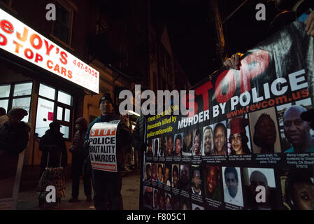 New York, États-Unis. 06Th Dec, 2015. Les manifestants tiennent des pancartes et des banderoles en ralliant près du site d'Eric Garner's la mort. Une confédération de militants de l'arrêt de l'incarcération de masse et Réseau Occupy Wall Street, entre autres, organisé une protestation de l'arrondissement à l'occasion de l'anniversaire du refus par un grand jury de Staten Island pour charger le NYPD officer Daniel Pantaleo avec la mort d'Eric Garner. Credit : Albin Lohr-Jones/Pacific Press /Alamy Live News Banque D'Images