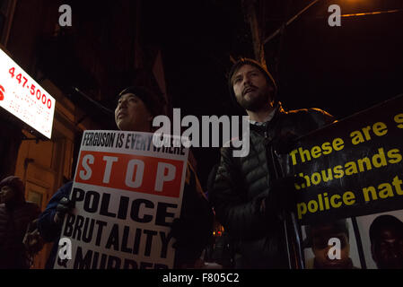 New York, États-Unis. 06Th Dec, 2015. Les manifestants tiennent des pancartes et des banderoles en ralliant près du site d'Eric Garner's la mort. Une confédération de militants de l'arrêt de l'incarcération de masse et Réseau Occupy Wall Street, entre autres, organisé une protestation de l'arrondissement à l'occasion de l'anniversaire du refus par un grand jury de Staten Island pour charger le NYPD officer Daniel Pantaleo avec la mort d'Eric Garner. Credit : Albin Lohr-Jones/Pacific Press /Alamy Live News Banque D'Images