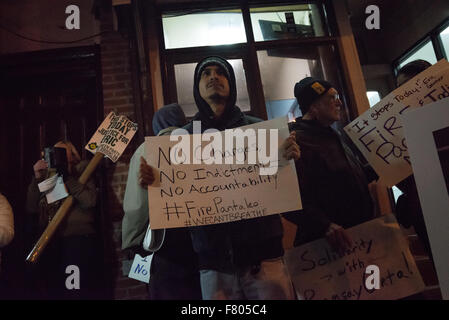 New York, États-Unis. 06Th Dec, 2015. Les signes en ralliant les manifestants tenir près du site d'Eric Garner's la mort. Une confédération de militants de l'arrêt de l'incarcération de masse et Réseau Occupy Wall Street, entre autres, organisé une protestation de l'arrondissement à l'occasion de l'anniversaire du refus par un grand jury de Staten Island pour charger le NYPD officer Daniel Pantaleo avec la mort d'Eric Garner. Credit : Albin Lohr-Jones/Pacific Press /Alamy Live News Banque D'Images