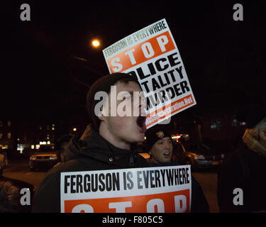 New York, États-Unis. 06Th Dec, 2015. Une démonstratrice participe à un chant de groupe sur le site de Eric Garner's mort sur Staten Island. Une confédération de militants de l'arrêt de l'incarcération de masse et Réseau Occupy Wall Street, entre autres, organisé une protestation de l'arrondissement à l'occasion de l'anniversaire du refus par un grand jury de Staten Island pour charger le NYPD officer Daniel Pantaleo avec la mort d'Eric Garner. Credit : Albin Lohr-Jones/Pacific Press /Alamy Live News Banque D'Images