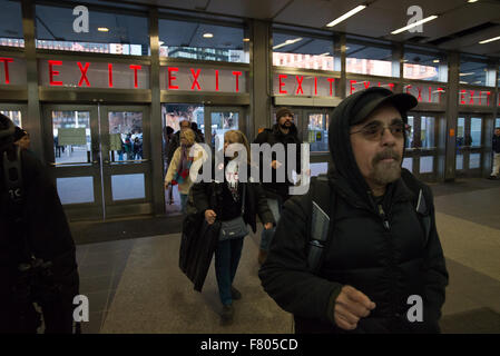 New York, États-Unis. 06Th Dec, 2015. Entrez les manifestants au sud du terminal de ferries. Une confédération de militants de l'arrêt de l'incarcération de masse et Réseau Occupy Wall Street, entre autres, organisé une protestation de l'arrondissement à l'occasion de l'anniversaire du refus par un grand jury de Staten Island pour charger le NYPD officer Daniel Pantaleo avec la mort d'Eric Garner. Credit : Albin Lohr-Jones/Pacific Press /Alamy Live News Banque D'Images