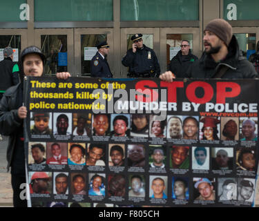 New York, États-Unis. 06Th Dec, 2015. Un groupe d'agents de police de se tenir en alerte aux portes de la gare maritime de Staten Island à Manhattan comme manifestants rally il y avant de partir pour Staten Island. Une confédération de militants de l'arrêt de l'incarcération de masse et Réseau Occupy Wall Street, entre autres, organisé une protestation de l'arrondissement à l'occasion de l'anniversaire du refus par un grand jury de Staten Island pour charger le NYPD officer Daniel Pantaleo avec la mort d'Eric Garner. Credit : Albin Lohr-Jones/Pacific Press /Alamy Live News Banque D'Images