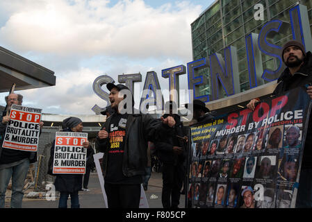 New York, États-Unis. 06Th Dec, 2015. Noche activiste Diaz (centre) prend la parole à l'extérieur du rallye le terminal de ferry de Staten Island à Manhattan. Une confédération de militants de l'arrêt de l'incarcération de masse et Réseau Occupy Wall Street, entre autres, organisé une protestation de l'arrondissement à l'occasion de l'anniversaire du refus par un grand jury de Staten Island pour charger le NYPD officer Daniel Pantaleo avec la mort d'Eric Garner. Credit : Albin Lohr-Jones/Pacific Press /Alamy Live News Banque D'Images