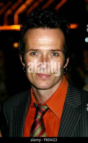 Fichier. 19Th Mar, 2015. SCOTT WEILAND, mieux connu comme le chanteur de Stone Temple Pilots et Velvet Revolver a 'est décédé dans son sommeil tandis que sur un tour, à Bloomington, Minnesota.' Le chanteur tourné 48 le 27 octobre. Weiland longtemps souffert de problèmes de toxicomanie. Photo : Scott Weiland - Olympus Fashion Week : agneau par Gwen Stefani 2006 Collection de printemps au Bryant Park New York New York 2005. © Mitchell Levy/Globe Photos/ZUMAPRESS. Credit : ZUMA Press, Inc./Alamy Live News Banque D'Images