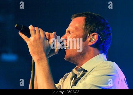 Fichier. 19Th Mar, 2015. SCOTT WEILAND, mieux connu comme le chanteur de Stone Temple Pilots et Velvet Revolver a 'est décédé dans son sommeil tandis que sur un tour, à Bloomington, Minnesota.' Le chanteur tourné 48 le 27 octobre. Weiland longtemps souffert de problèmes de toxicomanie. Sur la photo : le 12 octobre 2010 - Hollywood, Floride - le chanteur Scott Weiland des Stone Temple Pilots effectue au Hard Rock Live à l'hôtel et casino Seminole à Hollywood (crédit Image : © Aaron Gilbert/global/ZUMApress Southcreek. Credit : ZUMA Press, Inc./Alamy Live News Banque D'Images
