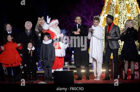 Washington, DC. 19Th Mar, 2015. Le président des États-Unis Barack Obama et (L-R) Crosby, Stills & Nash, Miss Piggy, Père Noël, Jour de l'Andra, Aloe Blacc et Reese Witherspoon rechercher sur de l'étage pendant la cérémonie d'illumination de l'arbre de Noël national sur l'Ellipse au sud de la Maison Blanche le 3 décembre 2015 à Washington, DC. L'éclairage de l'arbre est une tradition annuelle à laquelle ont participé le Président et la première famille. Crédit : Olivier Douliery/Piscine via CNP - AUCUN FIL SERVICE - © dpa/Alamy Live News Banque D'Images