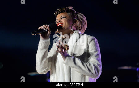 Washington, DC. 19Th Mar, 2015. Singer l'Andra effectue le jour de l'étage pendant la cérémonie d'illumination de l'arbre de Noël National sur l'Ellipse au sud de la Maison Blanche le 3 décembre 2015 à Washington, DC. L'éclairage de l'arbre est une tradition annuelle à laquelle ont participé le Président et la première famille. Crédit : Olivier Douliery/Piscine via CNP - PAS DE SERVICE DE FIL - Crédit : dpa/Alamy Live News Banque D'Images