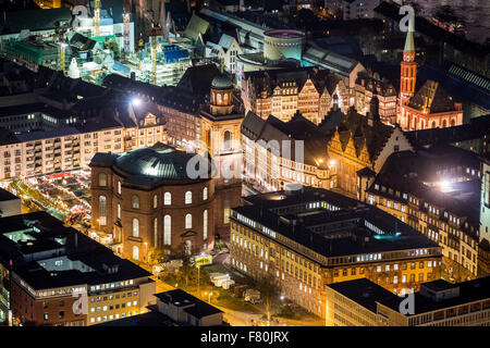 Francfort, Allemagne. 19Th Mar, 2015. L'église Saint-Paul (L) et le Roemerberg brillent dans la lumière vive dans le centre-ville de Francfort, Allemagne, 3 décembre 2015. Photo : Frank Rumpenhorst/dpa/Alamy Live News Banque D'Images