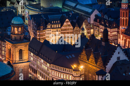 Francfort, Allemagne. 19Th Mar, 2015. L'église Saint-Paul (L) et le Roemerberg brillent dans la lumière vive dans le centre-ville de Francfort, Allemagne, 3 décembre 2015. Photo : Frank Rumpenhorst/dpa/Alamy Live News Banque D'Images