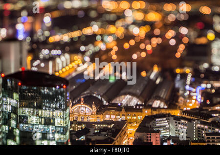 Francfort, Allemagne. 19Th Mar, 2015. Une vue de la gare centrale qui brille dans les lumières vives au centre-ville de Francfort, Allemagne, 3 décembre 2015. Photo photographié avec une lentille spéciale. Photo : Frank Rumpenhorst/dpa/Alamy Live News Banque D'Images