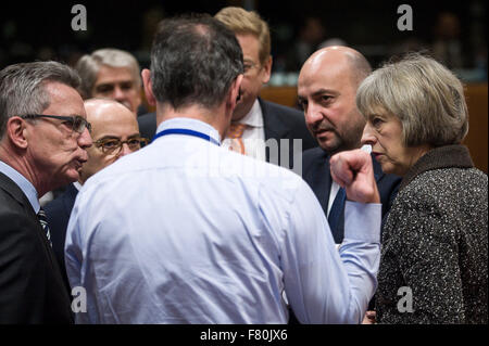 Bruxelles, Bxl, Belgique. 9Th Jul 2015. (L-R) Le ministre allemand de l'Intérieur, Thomas de Maizière, le ministre français de l'intérieur Bernard Cazeneuve, Luxembourg Le ministre de la sécurité intérieure, Etienne Schneider et de l'Intérieur britannique Theresa mai pendant (conseil des ministres de l'intérieur JAI Justice et affaires intérieures) au siège du Conseil européen à Bruxelles, Belgique Le 04.12. Credit : ZUMA Press, Inc./Alamy Live News Banque D'Images