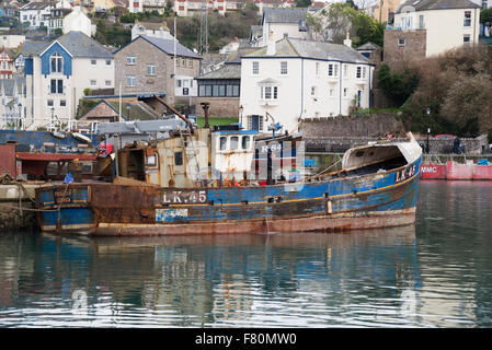 Un vieux chalutier amarré à Brixham Harbour Banque D'Images